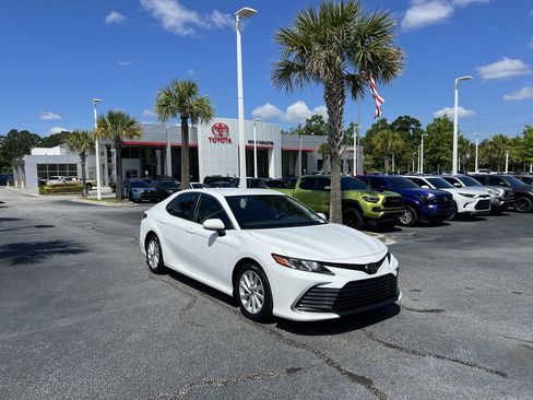 Used 2022 Toyota Camry LE FWD image 2