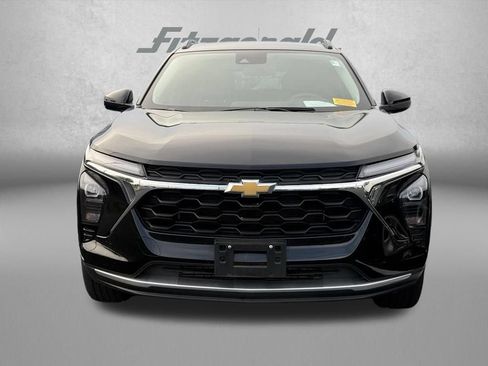 Used 2025 Chevrolet Trax LT FWD image 2