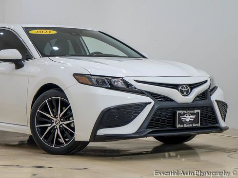 Used 2021 Toyota Camry SE FWD image 2