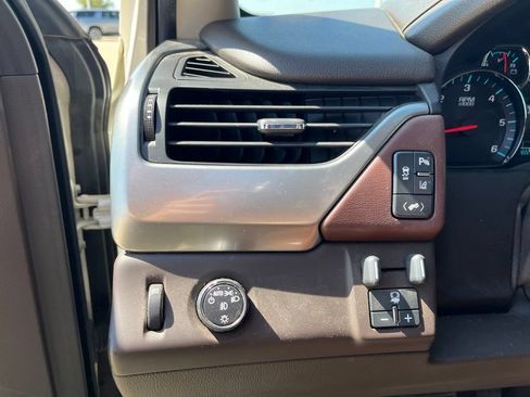 Used 2015 Chevrolet Suburban LTZ RWD image 14