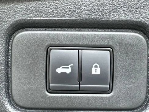 Used 2025 Nissan Pathfinder SV FWD image 15