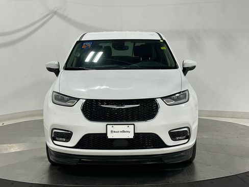 Used 2023 Chrysler Pacifica Touring-L FWD image 4