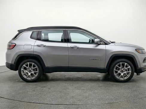Used 2025 Jeep Compass Limited image 11