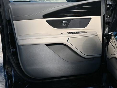 Used 2025 Lincoln Nautilus Premier image 10