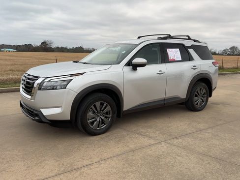 Used 2024 Nissan Pathfinder SV image 4