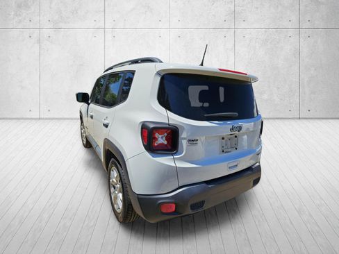 Used 2018 Jeep Renegade Latitude FWD image 9