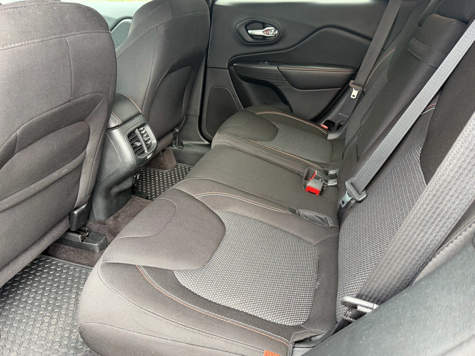 Used 2016 Jeep Cherokee 75th Anniversary FWD image 17