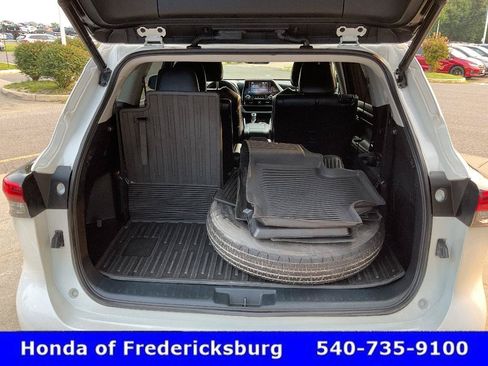 Used 2021 Toyota Highlander XLE AWD/4WD image 19