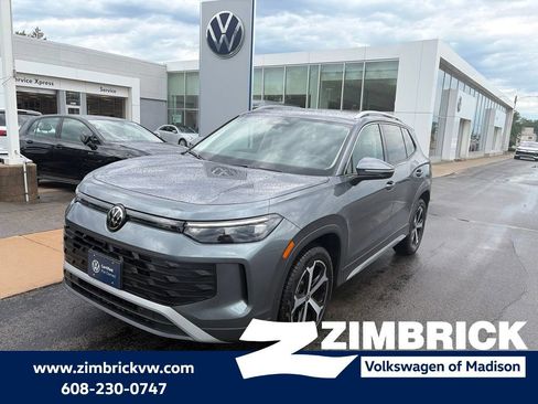 Certified 2026 Volkswagen Tiguan SE AWD/4WD image 1