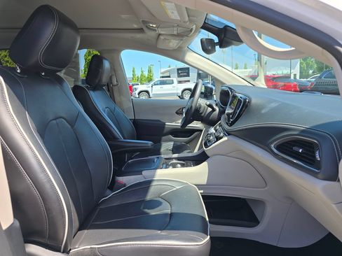 Used 2023 Chrysler Pacifica Limited FWD image 50