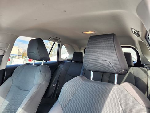 Used 2021 Toyota RAV4 LE image 12