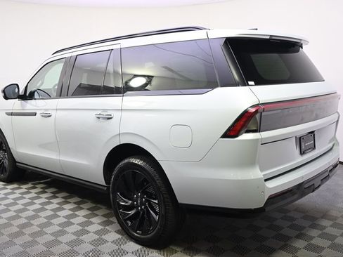 New 2026 Lincoln Navigator Reserve w/ Jet Appearance Package AWD/4WD image 3