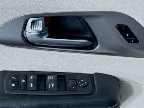 Used 2023 Chrysler Pacifica Touring-L FWD image 23
