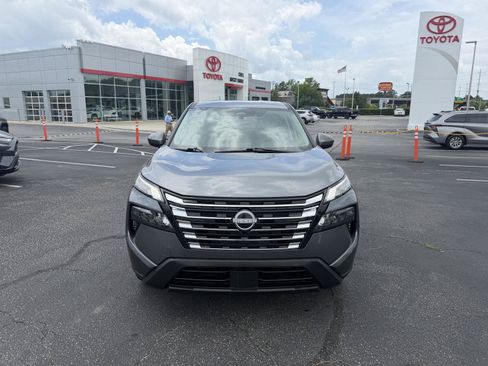 Used 2025 Nissan Rogue SV FWD image 2