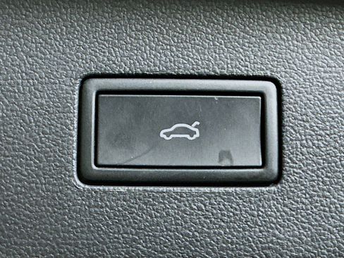 Used 2025 Volkswagen Atlas SE image 33