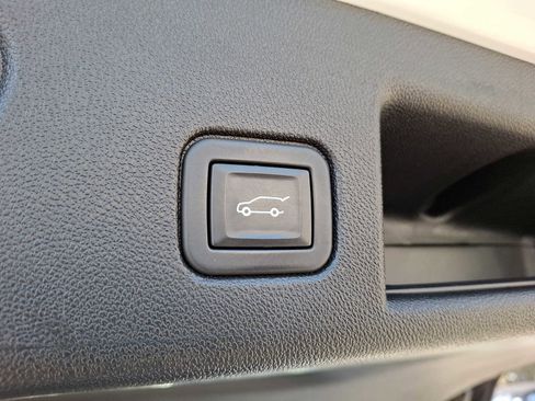 Used 2020 Chevrolet Equinox Premier image 29