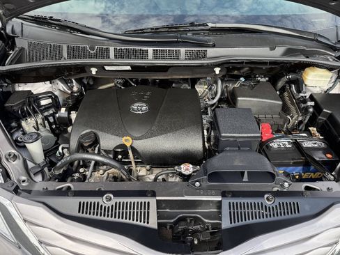 Used 2017 Toyota Sienna FWD image 16