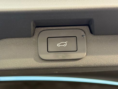 Used 2025 Land Rover Discovery S image 24