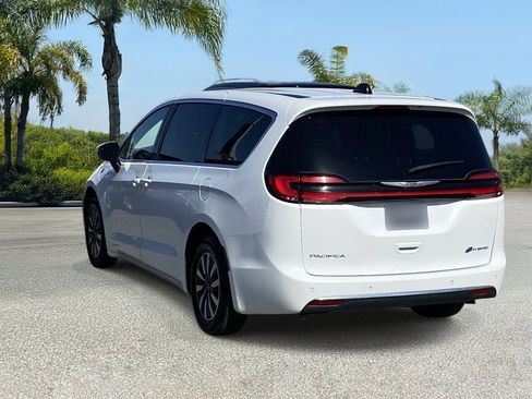 Used 2023 Chrysler Pacifica Touring-L FWD image 3