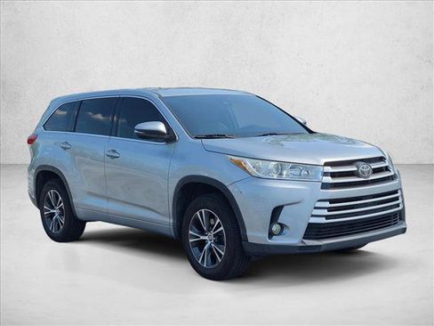 Used 2018 Toyota Highlander LE FWD image 3
