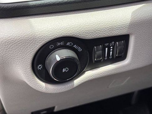 Used 2023 Chrysler Pacifica Touring-L FWD image 13