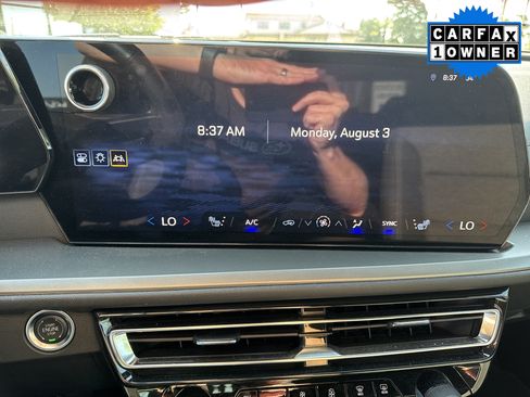 Used 2025 Chevrolet Traverse LT FWD image 11