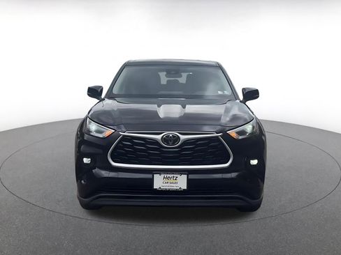 Used 2025 Toyota Highlander LE FWD image 4