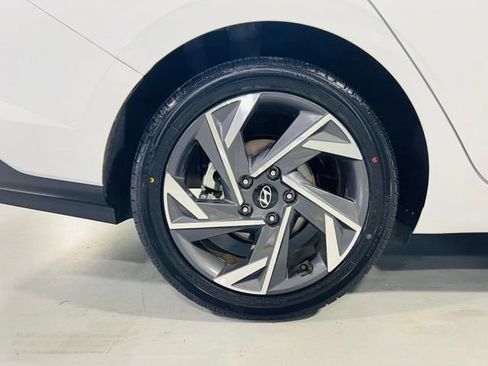 Used 2025 Hyundai Elantra SEL FWD image 12