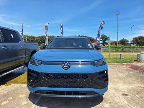 Used 2025 Volkswagen Tiguan SE R-Line AWD/4WD image 2