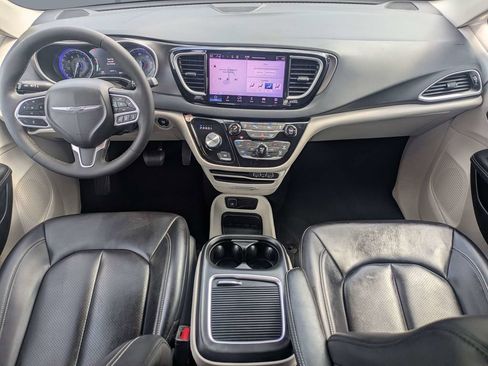 Used 2023 Chrysler Pacifica Touring-L FWD image 16