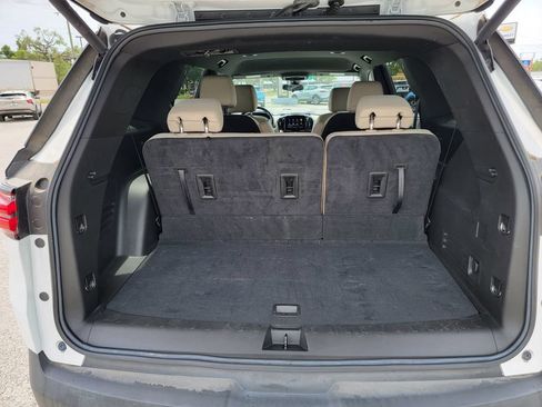 Used 2022 Chevrolet Traverse LT FWD image 10