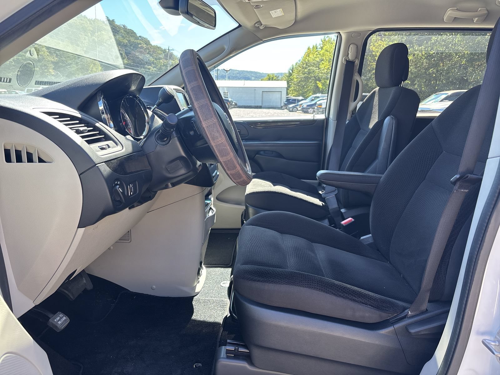 Used 2019 Dodge Grand Caravan SE w/ UConnect Hands-Free Group FWD image 14