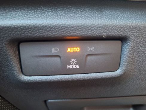 Used 2025 Volkswagen Tiguan SE FWD image 12