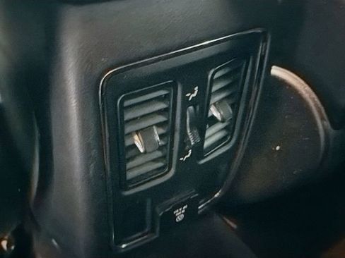 Used 2018 Jeep Grand Cherokee Laredo image 24