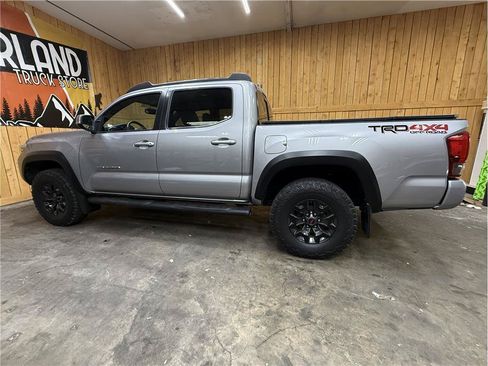 Used 2017 Toyota Tacoma TRD Off-Road AWD/4WD image 12