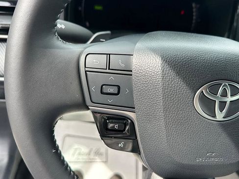 Used 2025 Toyota Camry SE image 25