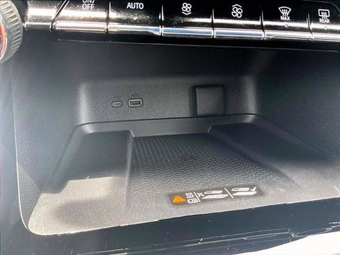Used 2025 Chevrolet Traverse LT FWD image 24