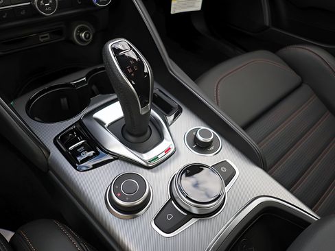 New 2025 Alfa Romeo Giulia w/ Driving Assist Package RWD image 17
