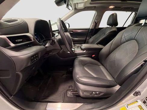 Used 2021 Toyota Highlander Platinum FWD image 18