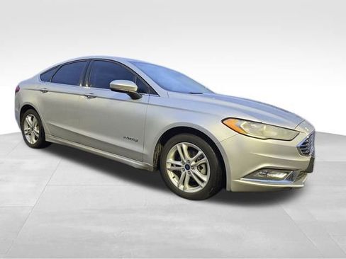 Used 2018 Ford Fusion SE image 1