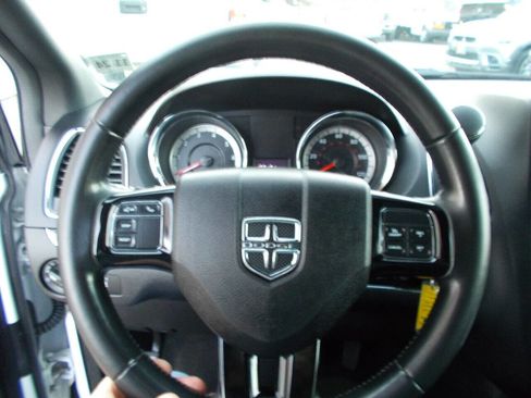 Used 2019 Dodge Grand Caravan SE FWD image 12