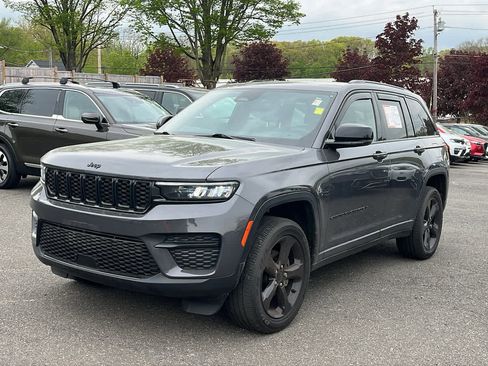 Used 2023 Jeep Grand Cherokee Altitude AWD/4WD image 3