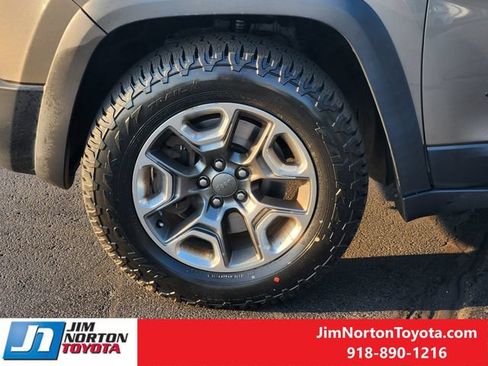 Used 2019 Jeep Cherokee Trailhawk w/ Comfort/Convenience Group AWD/4WD image 13