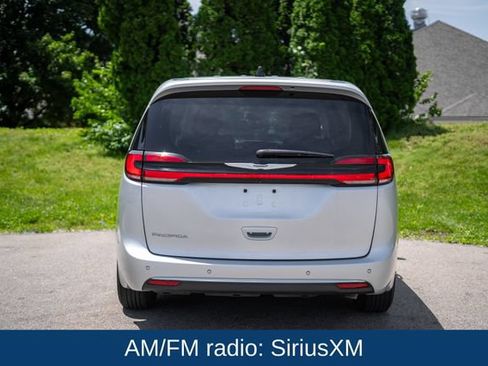 Used 2023 Chrysler Pacifica Touring-L FWD image 6