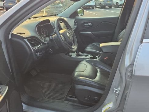 Used 2022 Jeep Cherokee Latitude Lux w/ Sun & Sound Group AWD/4WD image 5