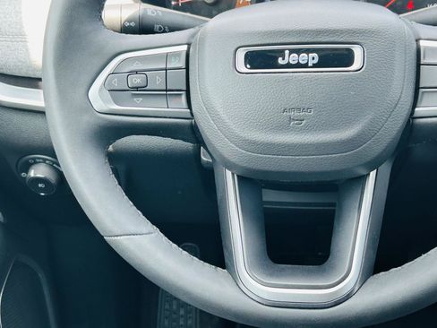 Used 2023 Jeep Compass Latitude AWD/4WD image 13