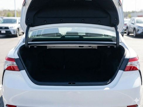 Used 2021 Toyota Camry SE w/ Carpet Mat Package (TMS) FWD image 3