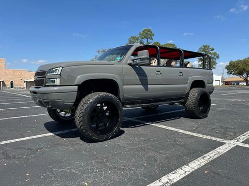 Used 2004 Chevrolet Suburban Z71 w/ Preferred Equipment Group image 2