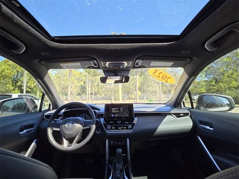 Used 2023 Toyota Corolla Cross SE w/ Convenience Package image 4