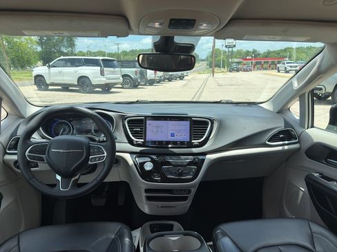 Used 2024 Chrysler Pacifica Touring-L FWD image 32